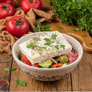 Салат из помидоров и огурцов с брынзой (Греческий)